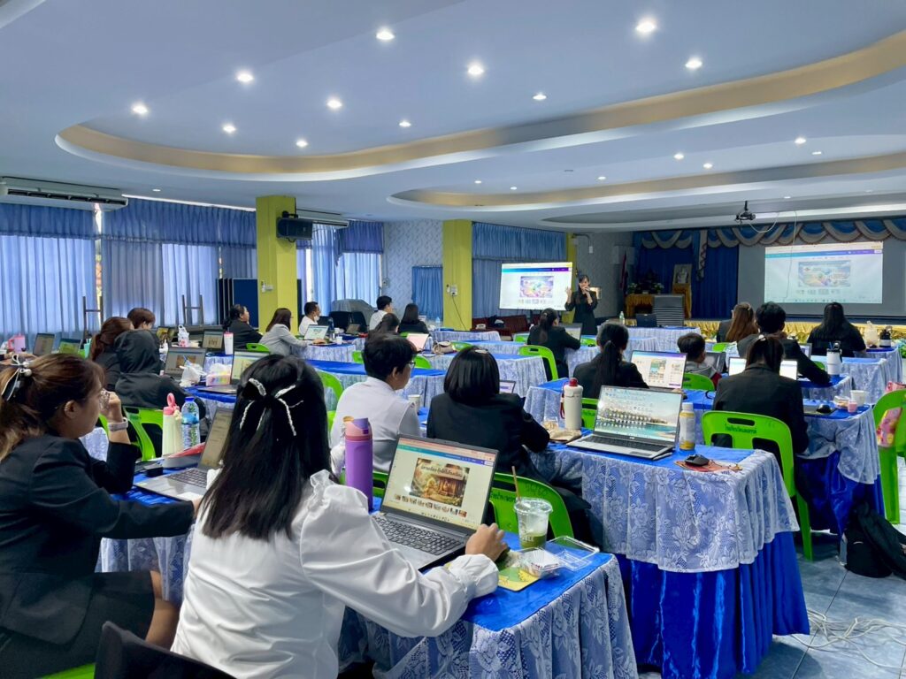 ภาพบรรยากาศการอบรม สวส. มทร.ธัญบุรี บริการวิชาการสู่สังคม ส่งทีมผู้เชี่ยวชาญติวเข้มครูโรงเรียนวัดแสงสรรค์ บูรณาการนวัตกรรม AI พลิกโฉมห้องเรียนยุคใหม่