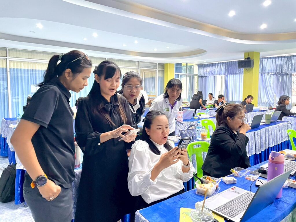 ภาพบรรยากาศการอบรม สวส. มทร.ธัญบุรี บริการวิชาการสู่สังคม ส่งทีมผู้เชี่ยวชาญติวเข้มครูโรงเรียนวัดแสงสรรค์ บูรณาการนวัตกรรม AI พลิกโฉมห้องเรียนยุคใหม่