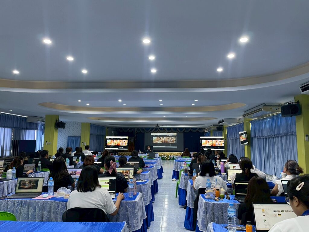 ภาพบรรยากาศการอบรม สวส. มทร.ธัญบุรี บริการวิชาการสู่สังคม ส่งทีมผู้เชี่ยวชาญติวเข้มครูโรงเรียนวัดแสงสรรค์ บูรณาการนวัตกรรม AI พลิกโฉมห้องเรียนยุคใหม่