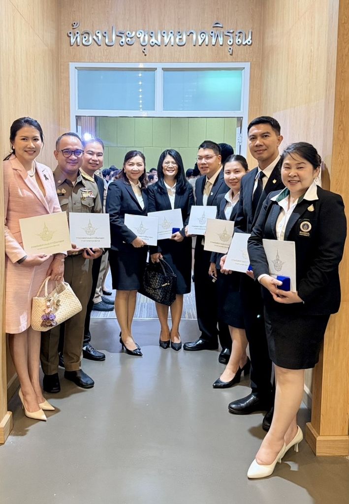 รองศาสตราจารย์ ดร.อำนวย รับมอบปีกฝนหลวงพิเศษ 2569