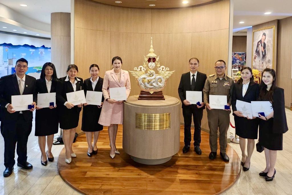 รองศาสตราจารย์ ดร.อำนวย รับมอบปีกฝนหลวงพิเศษ 2569