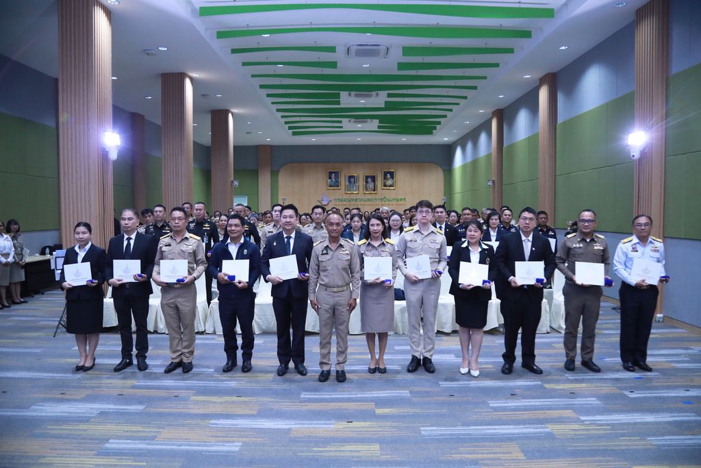 รองศาสตราจารย์ ดร.อำนวย รับมอบปีกฝนหลวงพิเศษ 2569