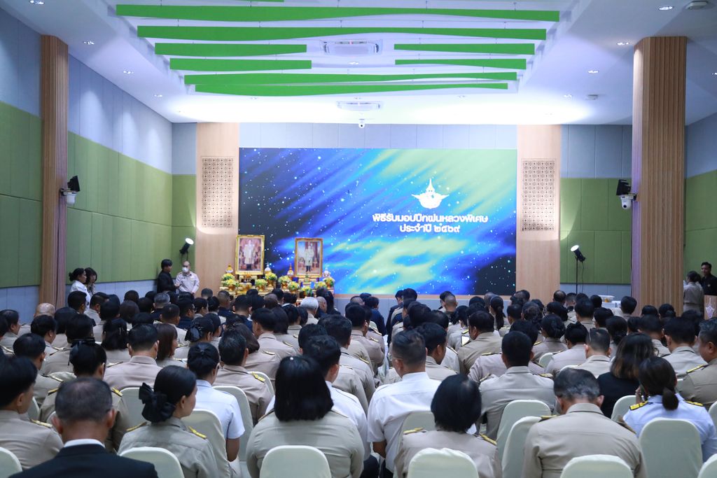 รองศาสตราจารย์ ดร.อำนวย รับมอบปีกฝนหลวงพิเศษ 2569