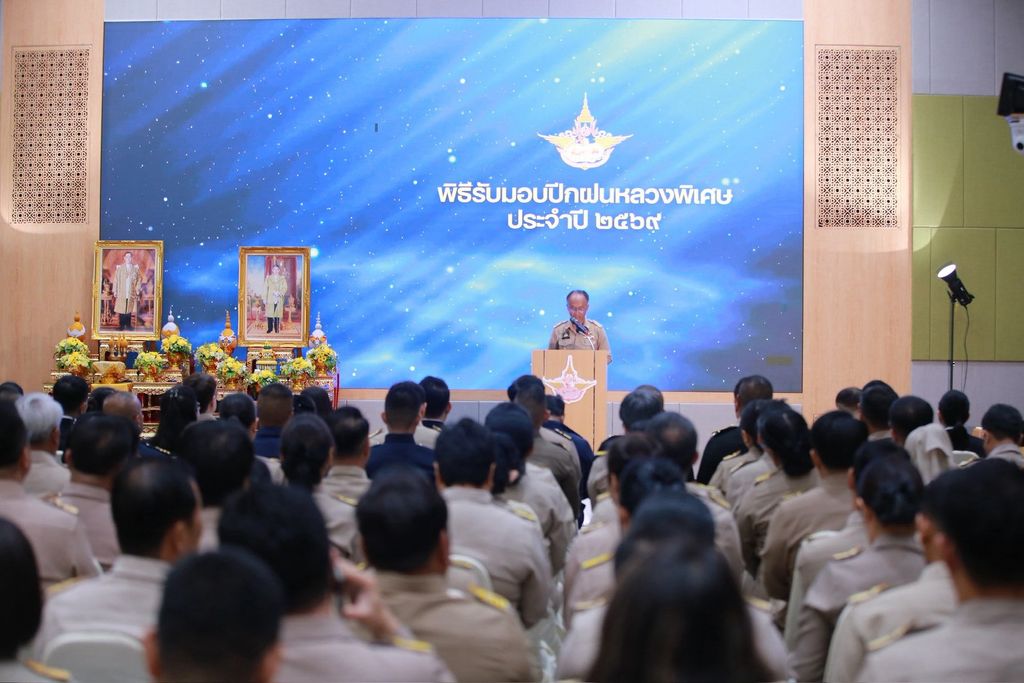 รองศาสตราจารย์ ดร.อำนวย รับมอบปีกฝนหลวงพิเศษ 2569