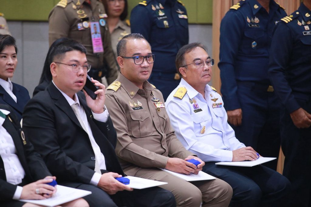 รองศาสตราจารย์ ดร.อำนวย รับมอบปีกฝนหลวงพิเศษ 2569